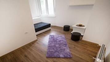 Apartamento, 1 quarto | Área de estar | TV de tela plana