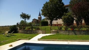 Kolam renang outdoor musiman