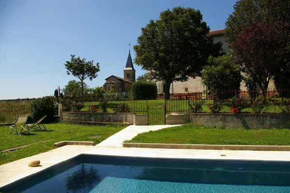 En säsongsöppen utomhuspool