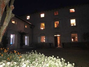 ด้านหน้าที่พัก - ตอนเย็น/กลางคืน