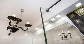 Appartement | Badkamer | Een douche, gratis toiletartikelen, een haardroger, handdoeken