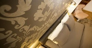 Appartement | Een bureau, een laptopwerkplek, een strijkplank/strijkijzer, babybedden