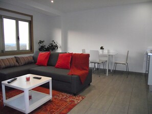 Escritorio, espacio para trabajar con laptop y cortinas blackout 