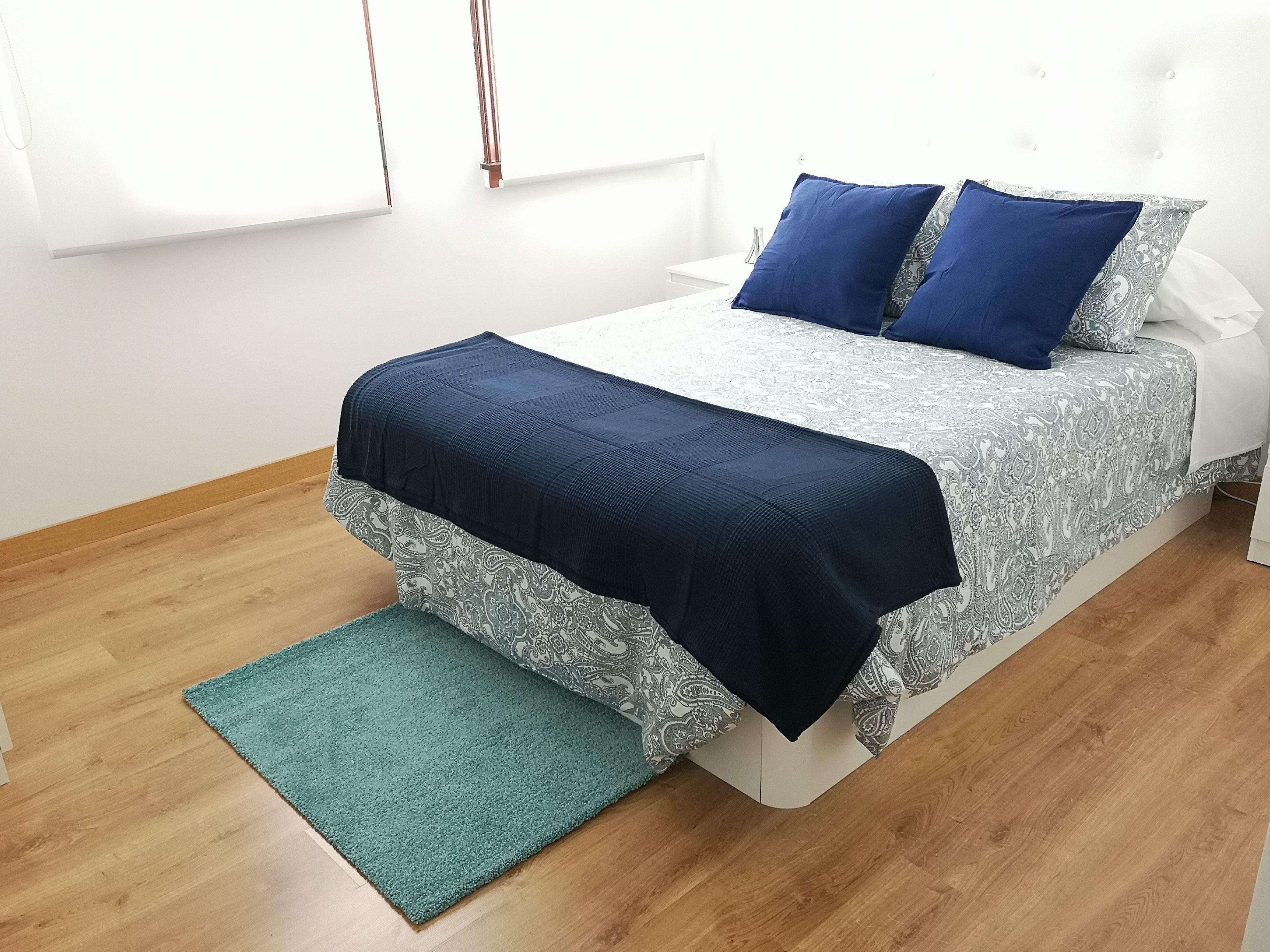 Escritorio, espacio para trabajar con laptop y cortinas blackout 