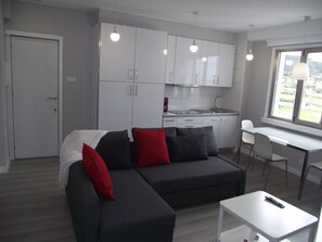 Departamento, 1 habitación, vista a la playa (Apt 11) | Escritorio, espacio para trabajar con laptop y cortinas blackout 