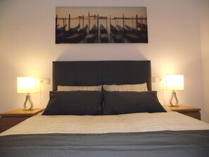 Apartamento, 2 quartos, vista para a praia (Apt 22) | Escrivaninha, espaço de trabalho para notebook, cortinas blackout