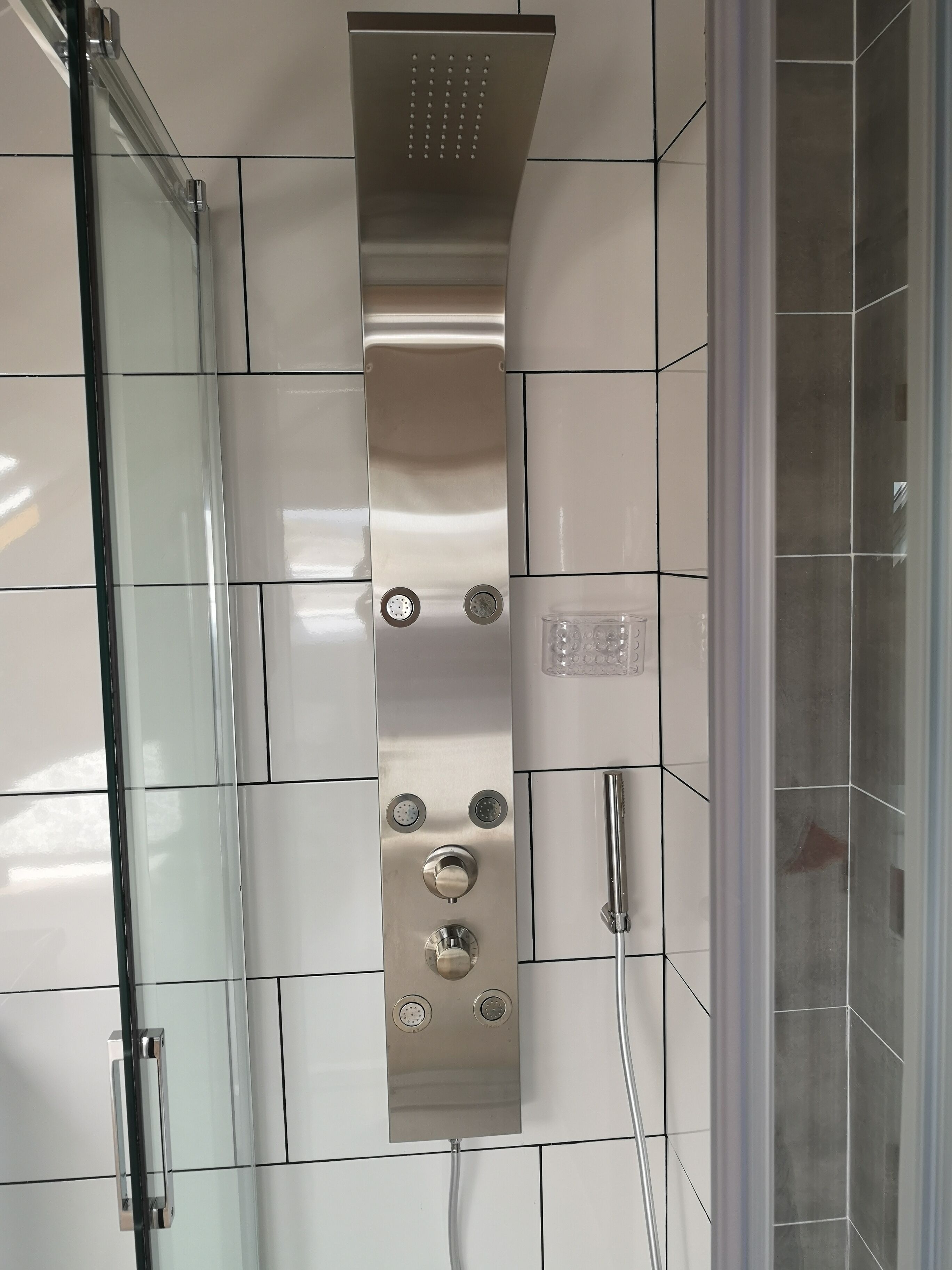 Apartamento superior | Baño | Ducha, artículos de higiene personal gratuitos y secador de pelo