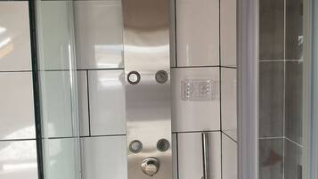 Apartamento superior | Baño | Ducha, artículos de higiene personal gratuitos y secador de pelo