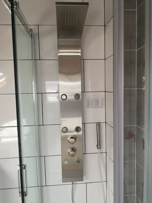 Departamento superior | Baño | Regadera, amenidades de baño gratuitas, secadora de cabello, toallas 