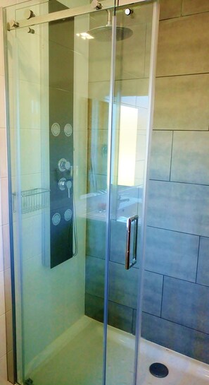 Apartamento, 1 habitación, vistas al jardín (Apt 21) | Ducha del cuarto de baño