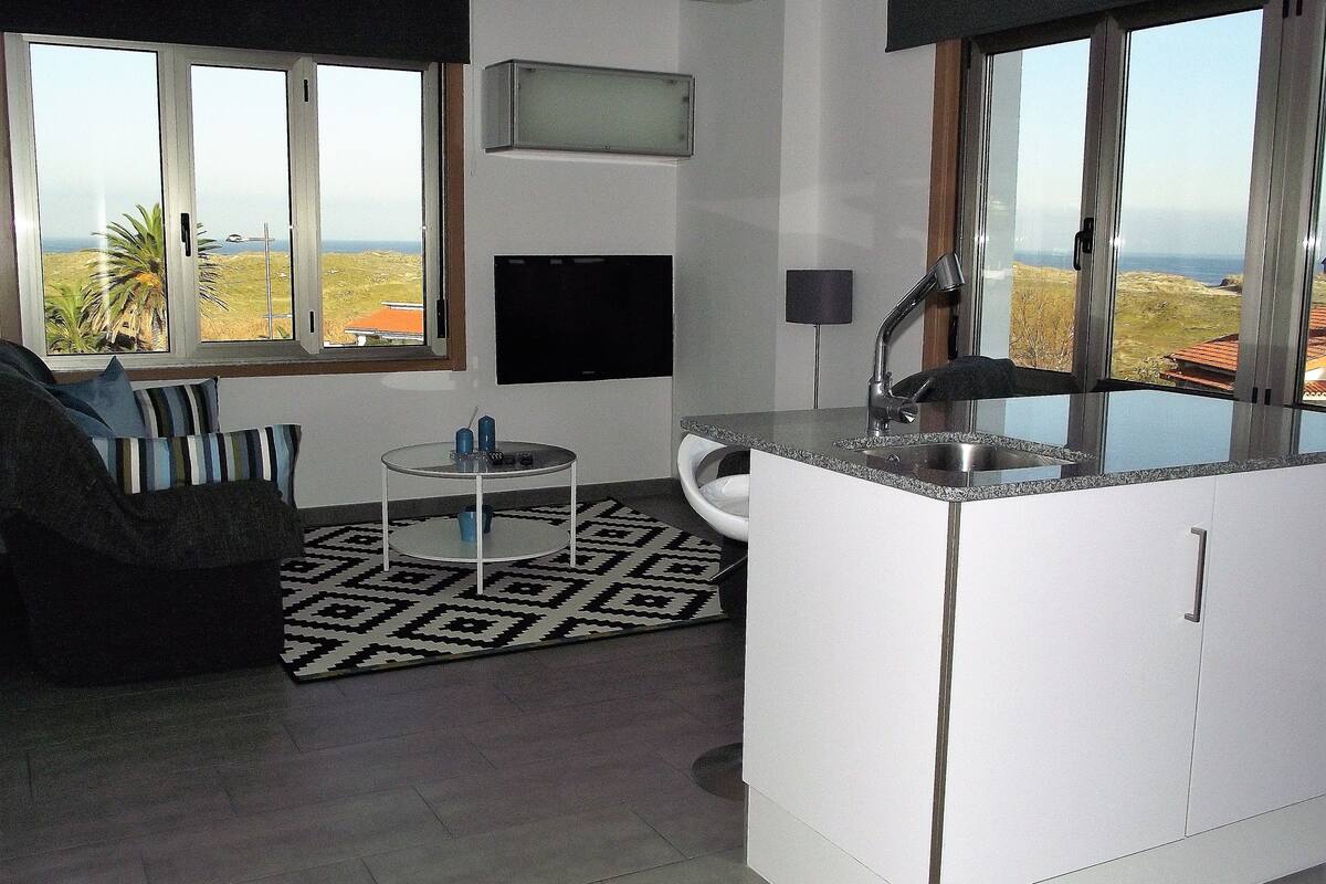 Apartamento, 2 habitaciones, vistas a la playa (Apt 22) | Sala de estar | Una Smart TV