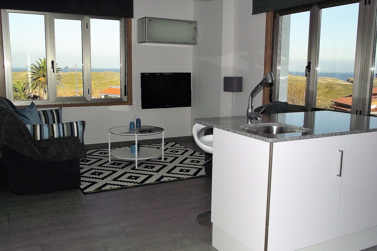 Appartement, 2 slaapkamers, uitzicht op strand (Apt 22) | Woonkamer | Een smart-tv