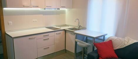 Apartament, 1 dormitori, vistes al jardí (Apt 21) | Cuina privada | Frigorífic gran, microones, placa de cuina i cafetera exprés