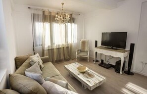 Apart Daire | Oturma alanı | Kablolu TV kanalları bulunan 42 inç düz ekran televizyon, televizyon 