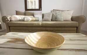 Apartment | Living area | 42-inch flat-screen TV with cable channels, TV - Apartment Blumen (Belgrade)