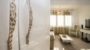 Una sala de estar moderna con un sofá, una mesa de centro y un televisor.