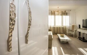 Kablolu TV kanalları bulunan 42 inç düz ekran televizyon, televizyon 