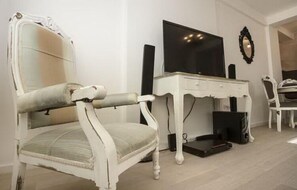 Apart Daire | Oturma alanı | Kablolu TV kanalları bulunan 42 inç düz ekran televizyon, televizyon 