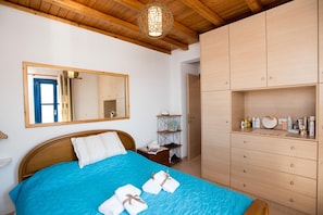 In-room safe, soundproofing, iron/ironing board, free WiFi - Mykonos Pro-care Suites (Mykonos)