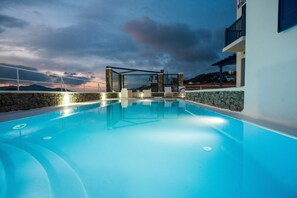 Outdoor pool, pool loungers - Mykonos Pro-care Suites (Mykonos)