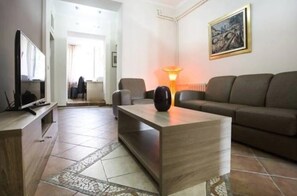 Apartamento, 3 quartos | Sala de estar | TV LED 42 polegadas com canais digitais, TV