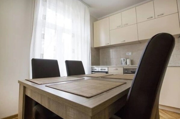 Apartment, 3 Bedrooms | In-room dining