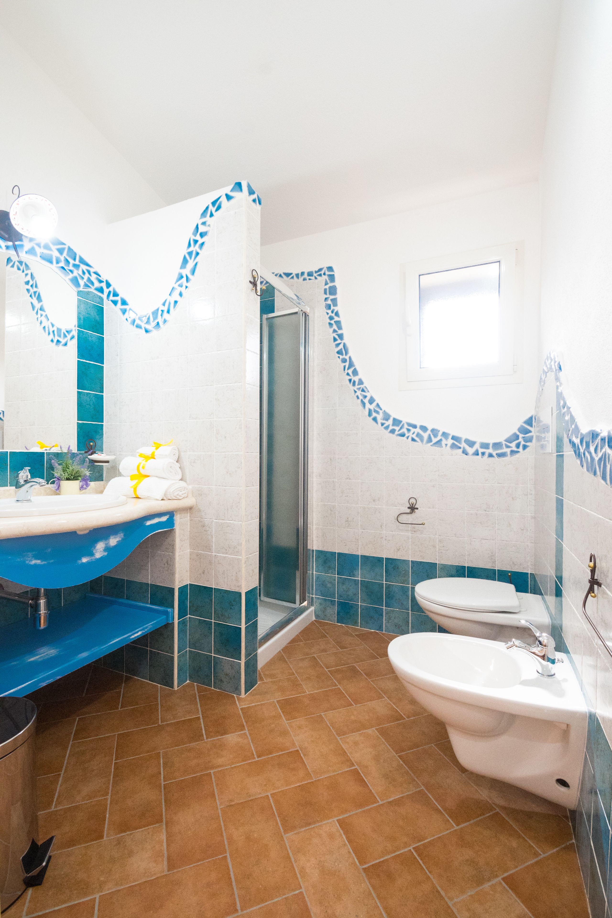 Shower, free toiletries, hair dryer, bidet