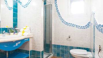 Shower, free toiletries, hair dryer, bidet