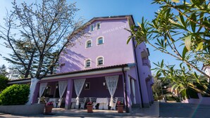 A purple building with a sign that reads "Restaurant." - Hotel Villa Sandi (Cavle)