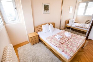 2 Schlafzimmer, Bügeleisen/Bügelbrett, kostenlose Babybetten