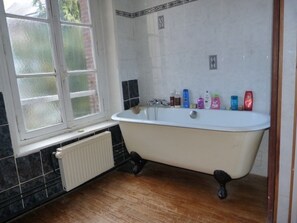 Dreibettzimmer | Badezimmer | Badewanne und Dusche (separat), kostenlose Toilettenartikel