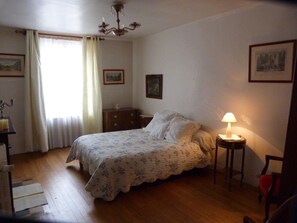 Dreibettzimmer | Verdunkelungsvorhänge, Bügeleisen/Bügelbrett, kostenlose Babybetten