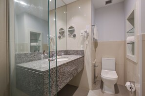 Shower, rainfall showerhead, eco-friendly toiletries, towels - Bourbon Hotel Cambará (Cambara)