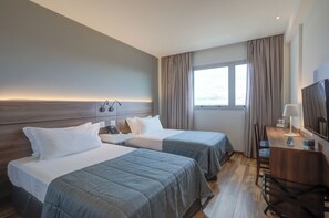 Quarto duplo superior, 2 camas de solteiro | Frigobar, cofres nos quartos, escrivaninha, cortinas blackout