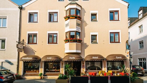 A multi-story building with a cafe, Konditorei, and Hotel Fuchs on the ground floor. - Hotel Garni Fuchs (Eichstaett)
