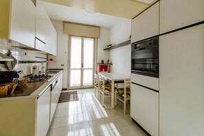 Apartment, 2 Schlafzimmer (Welc-oM Panoramic Manuela) | Eigene Küche | Großer Kühlschrank, Mikrowelle, Ofen, Herdplatte