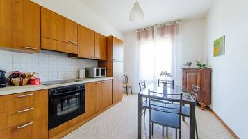 Apartamento, 3 quartos (Welc-oM Euganean Hill) | Cozinha privada | Geladeira grande, micro-ondas, fogão, cooktop