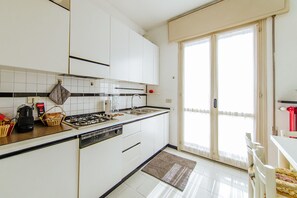 Apartment, 2 Schlafzimmer (Welc-oM Panoramic Manuela) | Eigene Küche | Großer Kühlschrank, Mikrowelle, Ofen, Herdplatte