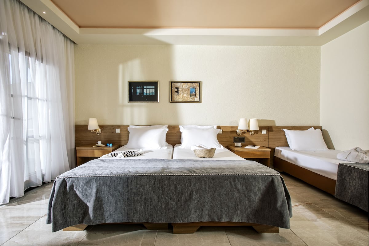 Habitación familiar, vistas al mar | Caja fuerte, sistema de insonorización, wifi gratis y ropa de cama