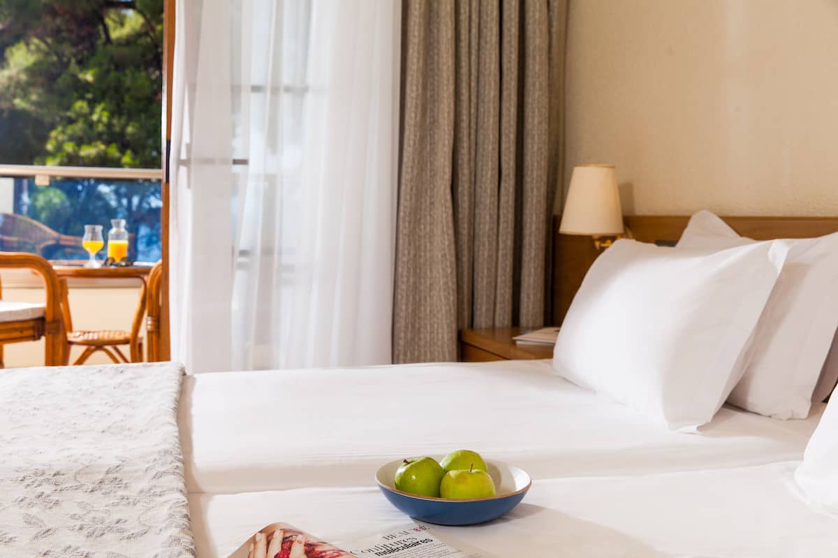 Habitación doble, vistas al mar | Caja fuerte, sistema de insonorización, wifi gratis y ropa de cama