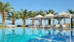 Outdoor pool, pool loungers - Possidi Holidays Resort & Suite Hotel (Kassandra)