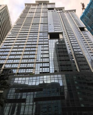 Een hoog gebouw met een moderne glazen gevel en een rasterachtig raamontwerp.