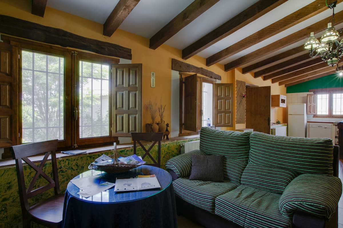 Family House, Multiple Beds, Non Smoking, Vineyard View | Living area | TV
