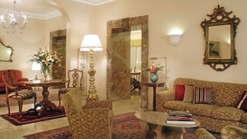 Coin salon dans le hall