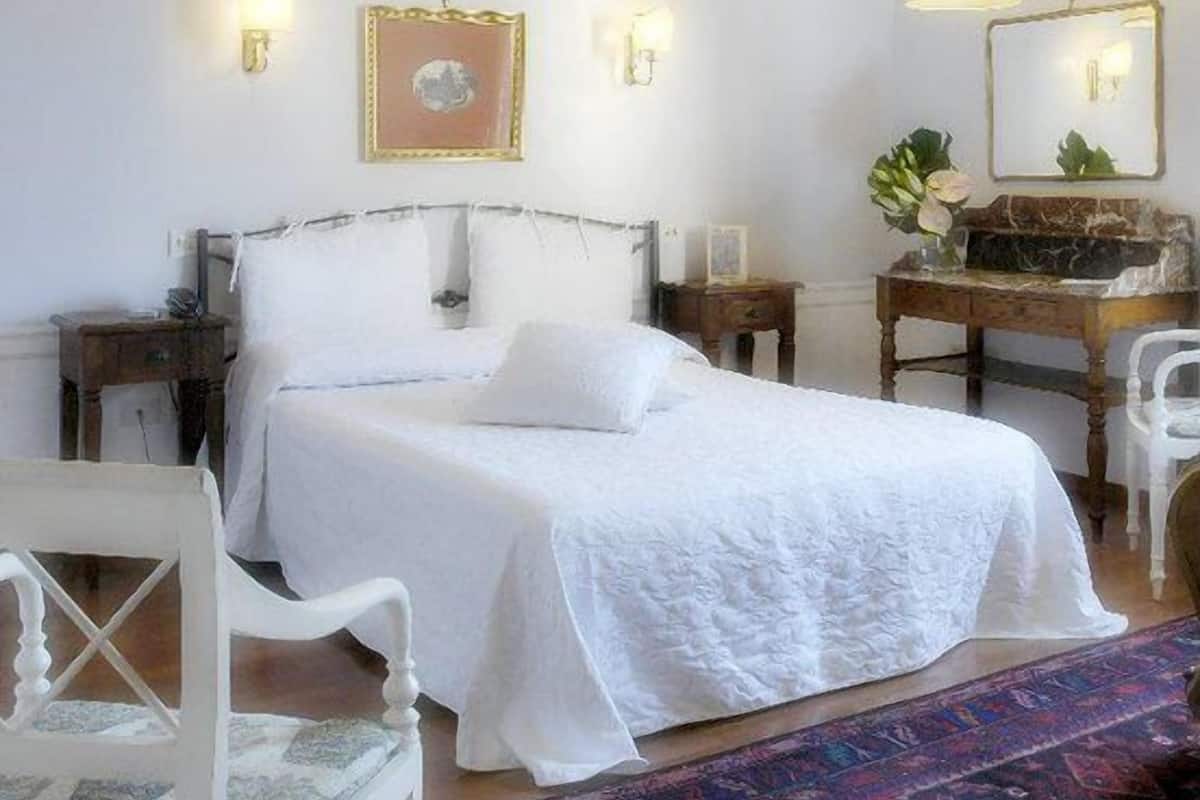 Camera con letto matrimoniale o 2 letti singoli | Una cassaforte in camera, una scrivania