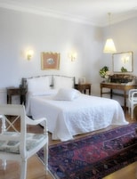 Chambre double ou avec lits jumeaux | Coffre-fort, bureau, lit de bébé (supplément), accès au Wi-Fi (inclus)