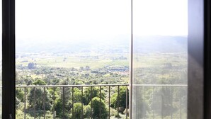 A balcony with a view of a green landscape. - Belmonte Sinai Hotel (Belmonte)