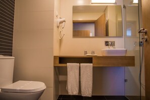 Shower, free toiletries, hair dryer, bidet - Belmonte Sinai Hotel (Belmonte)