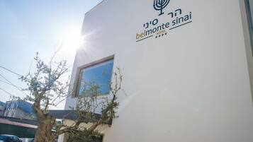 Vista frontal de la propiedad