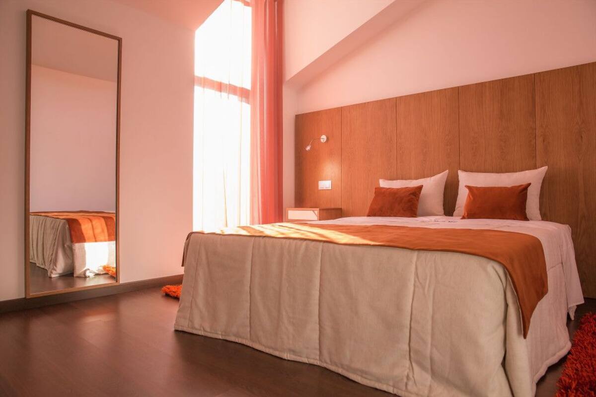 Zimmersafe, Schreibtisch, Verdunkelungsvorhänge, schallisolierte Zimmer